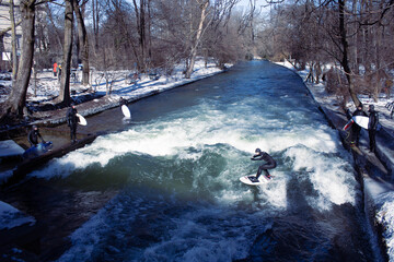 Eisbach Surfer in München auf der Flusswelle| Eisbach surfer in munic on the riverwave