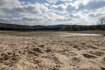 Abgelassener See mit Matsch und Schlamm 