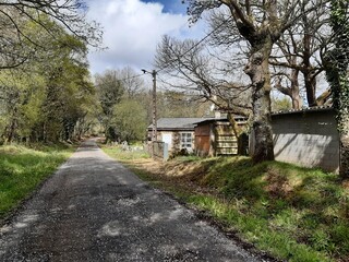 Pequeña vivienda típica de un entorno rural gallego durante los primeros días de la primavera