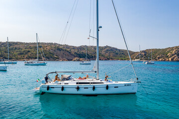 Obraz premium view of a sailboat with girls