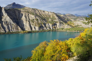 Obraz na płótnie Canvas Serre Ponçon lake in the mountains in autumn in the southern Alps, France