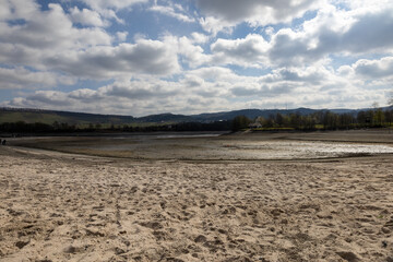 Abgelassener See mit Matsch und Schlamm 