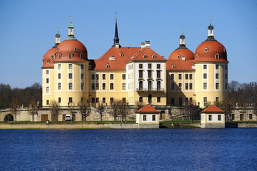 Fototapeta na wymiar Blick über den Schlossteich zum Barockschloss Moritzburg
