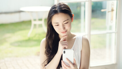 スマホを使う女性