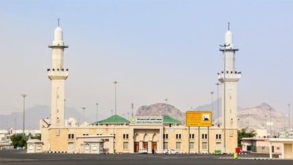 Fototapeta na wymiar View of the Masha'r Haram Mosque in Muzdalifah in Mecca with its two minarets and a blue sky