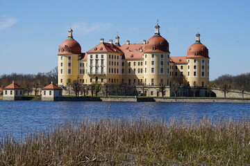 Blick über den Schlossteich zum Barockschloss Moritzburg