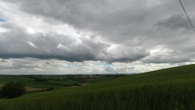 timelaspe campagna e nuvole in 4k