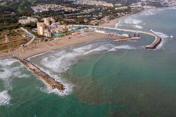vistas de la playa de Cabopino en Marbella, Espa&ntilde;a