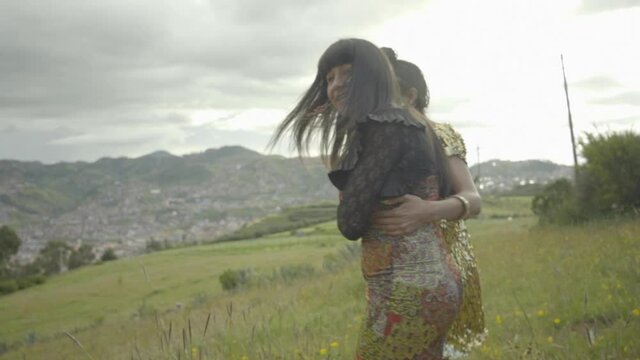 Mujeres transgénero se abrazan entre risas y disfrutan del paisaje en Cusco 
