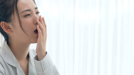 あくびをする女性　睡眠不足