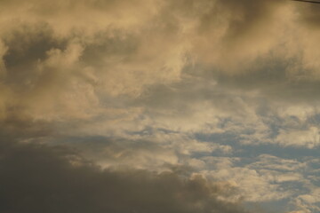 Naklejka na ściany i meble Abendlicher Himmel mit grau, gelb, orange und blau, Wolken und Nebel