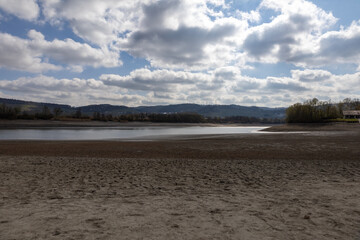 Abgelassener See mit Matsch und Schlamm 