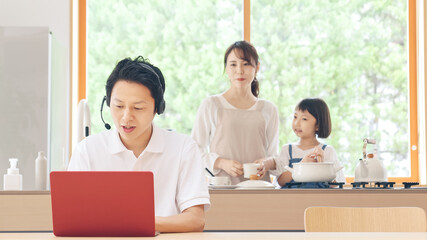 テレワーク　家で仕事をする男性