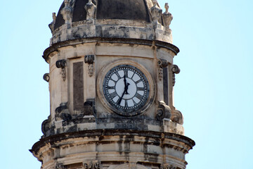 Orologio della cattedrale di piazza duomo a Catania che segna le ore 11,35 am 
