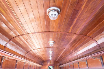 interior de um antigo vagão de trem