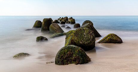 Betonbarrieren am Strand in Langzeitbelichtung