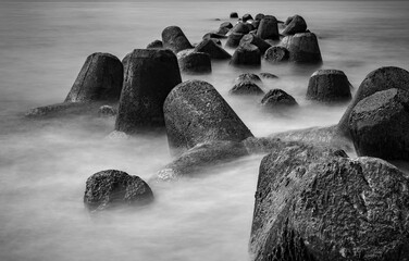 Wellenbrecher am Strand in Langzeitbelichtung