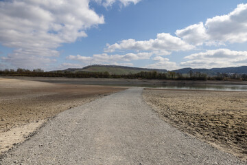 abgelassener See mit toller Natur 