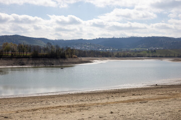 abgelassener See mit toller Natur 