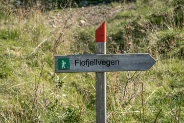 Mountain hiking sign showing the route to Flovegen.
