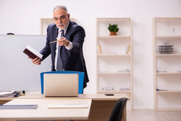 Old male employer in front of white board