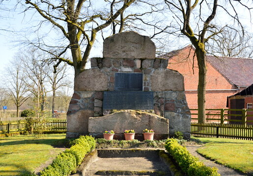 Kriegs Denkmal im Dorf Bierde, Niedersachsen