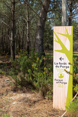 LE PORGE (Gironde, France), panneau indicateur de promenade en forêt