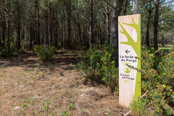 LE PORGE (Gironde, France), panneau indicateur de promenade en forêt