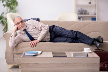 Obraz premium Old businessman employee waiting for business meeting