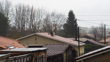 Toitures de maison sous une averse