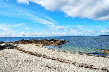 Plage et ciel bleu .