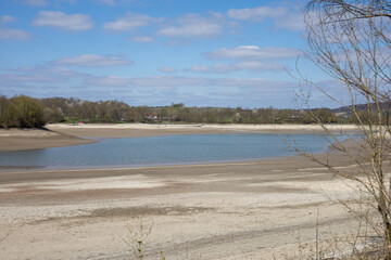 Abgelassener See mit Schlammufer