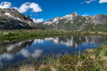 Lac Verney Supérieur ,Paysage des Alpes Grées au printemps , Col du Petit Saint-Bernard , Italie 