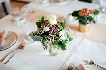 Blumenstrauss auf dem tisch