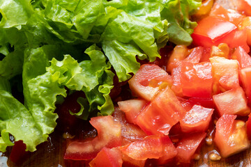 SALADA SIMPLES DE ALFACE COM TOMATE PICADO.