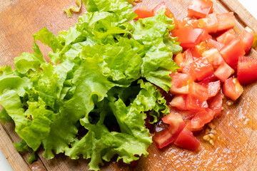 SALADA SIMPLES DE ALFACE COM TOMATE PICADO.