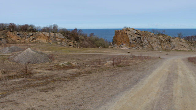 Ringebakkebruddet (lukket stenbrud) mellem Hasle og Vang p&aring; Bornholm.