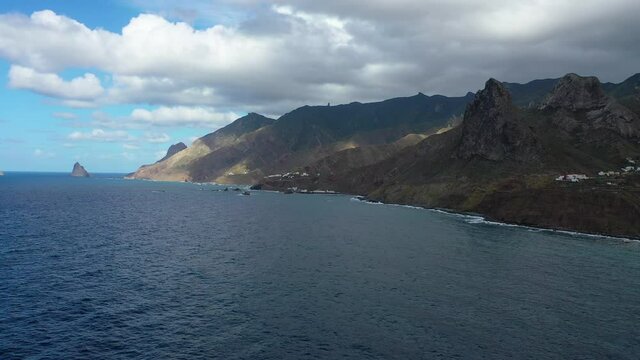 Insel Teneriffa bei wolkigem Wetter aus der Luft