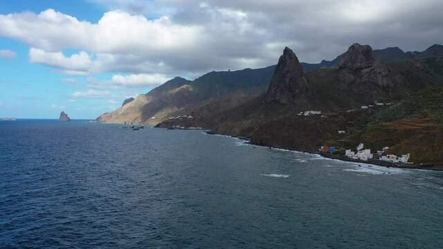 Insel Teneriffa bei wolkigem Wetter aus der Luft