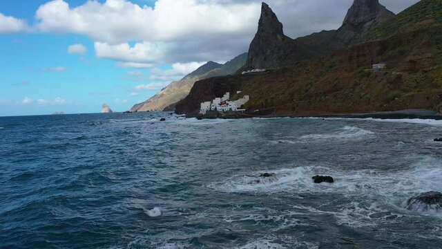 Insel Teneriffa bei wolkigem Wetter aus der Luft