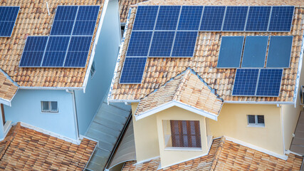 Painéis solares no telhado de uma casa. Economia de energia, meio ambiente e energia renovável.