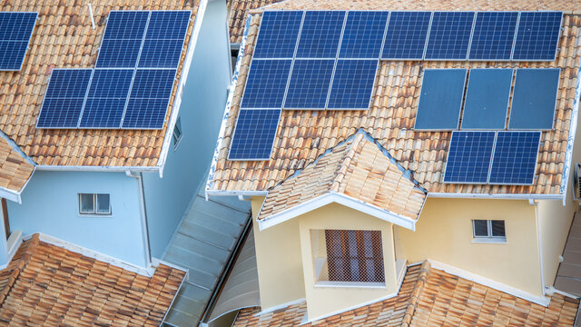 Pain&eacute;is solares no telhado de uma casa. Economia de energia, meio ambiente e energia renov&aacute;vel.