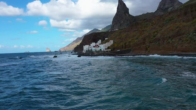 Insel Teneriffa bei wolkigem Wetter aus der Luft
