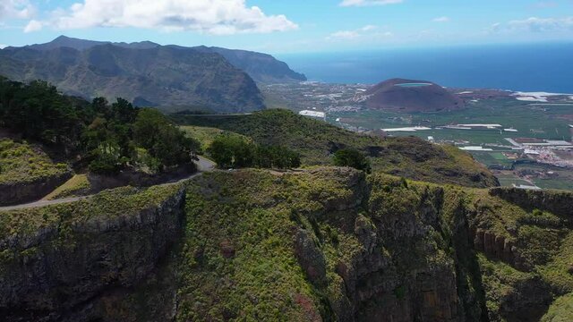 Insel Teneriffa bei wolkigem Wetter aus der Luft