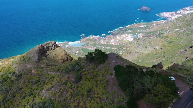 Insel Teneriffa bei wolkigem Wetter aus der Luft