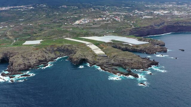 Insel Teneriffa bei wolkigem Wetter aus der Luft
