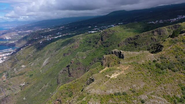 Insel Teneriffa bei wolkigem Wetter aus der Luft