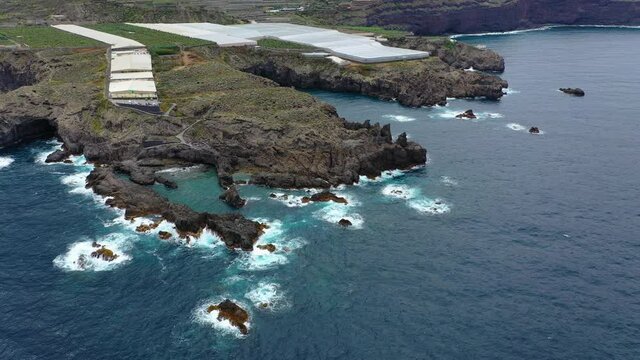 Insel Teneriffa bei wolkigem Wetter aus der Luft