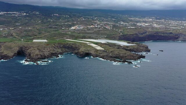Insel Teneriffa bei wolkigem Wetter aus der Luft