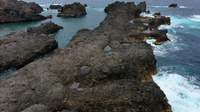 Insel Teneriffa bei wolkigem Wetter aus der Luft